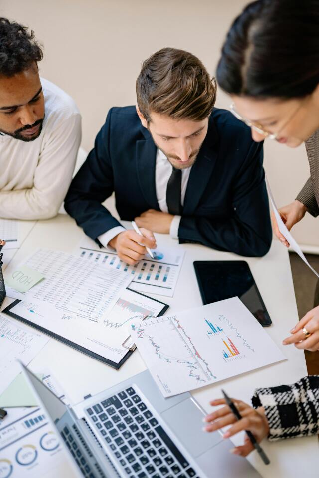 Sektör, stratejik insan kaynakları planlaması, teknoloji entegrasyonu ve algı dönüşümü gibi çok yönlü çözümler üzerine yatırım yapmalı.