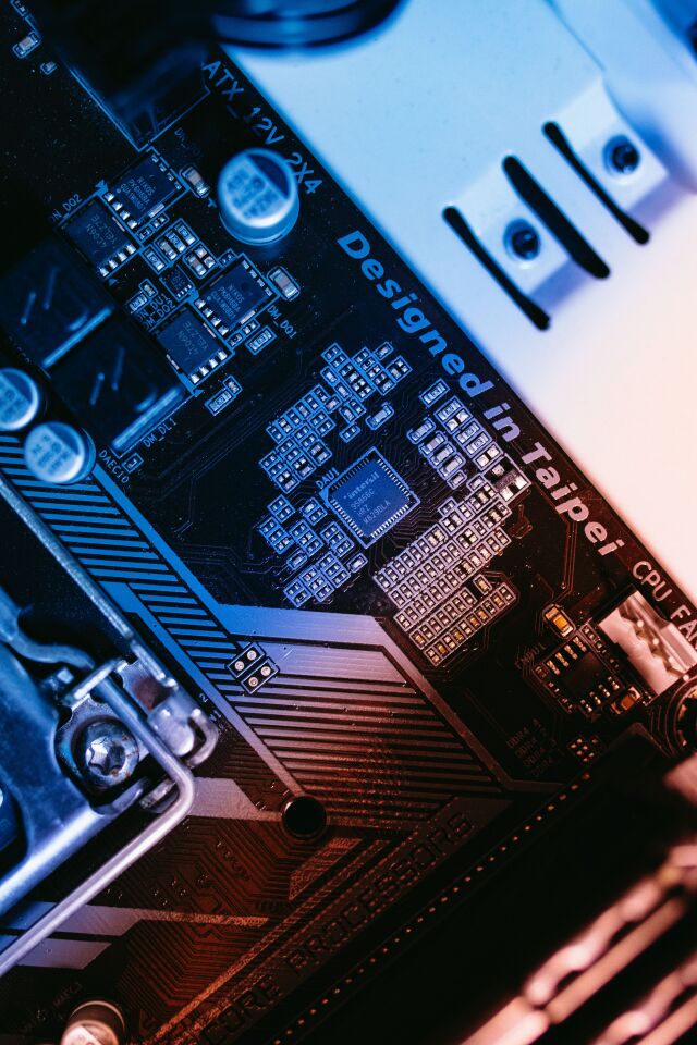 GPU kümeleri, çok sayıda grafik işlemcinin aynı anda tek bir büyük bilgisayar gibi birlikte çalışacak şekilde birbirine bağlanması anlamına geliyor.