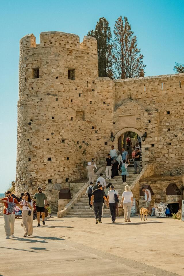 Kuşadası, 2025’te yaklaşık 600–950 bin yolcu bekliyor ki bu sayı, 2024 yılında 700–800 bin civarındaydı.