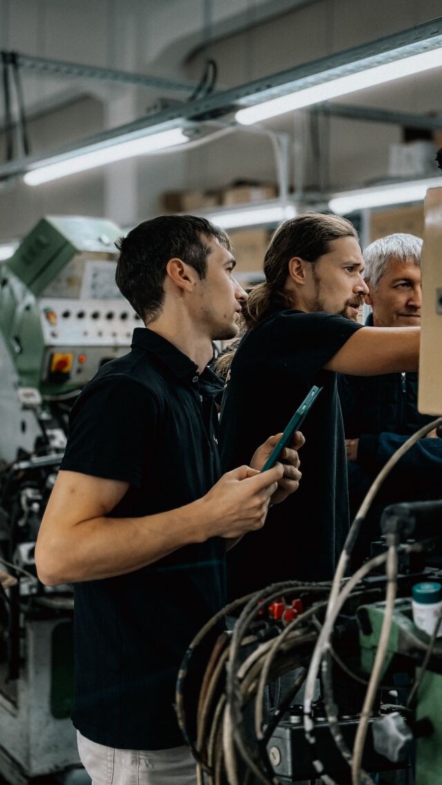 Sıcak etkisiyle trafo ve elektrik panolarında aşırı ısınma, soğutma sistemlerinde kapasite kaybı, üretim makinelerinde plansız duruş görülebiliyor.