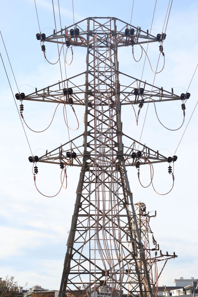 Aşırı sıcaklarda trafoların soğuması zorlaşıyor, iletim hatlarındaki kayıplar artıyor ve elektrik ekipmanlarının çalışma ömrü kısalıyor.